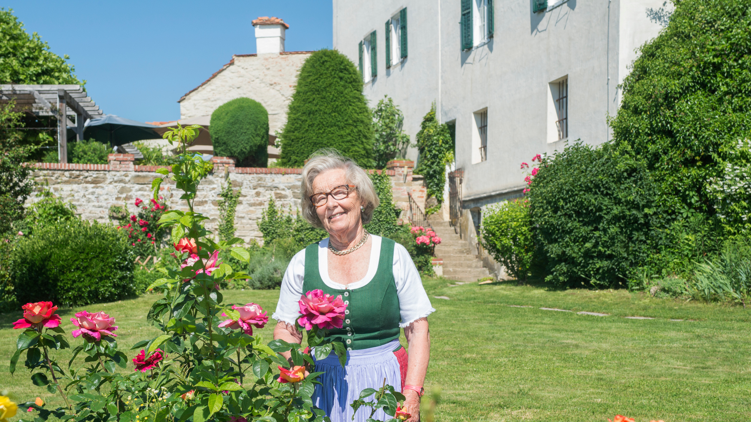 Eva Winkler-Hermaden im Garten auf Schloss Kapfenstein