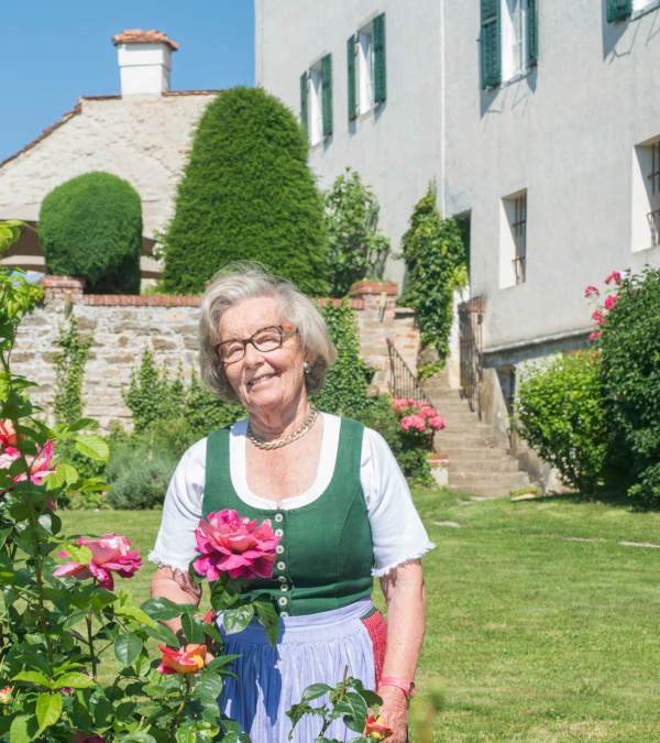 Eva Winkler-Hermaden im Garten auf Schloss Kapfenstein